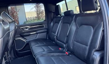 DODGE RAM 1500 5.7L HEMI V8 4X4 401PK * LARAMIE * SPORT * BLACK-OPPS * WIDE BODY * BOM VOL * PERFORMANCE UITLAAT SYSTEEM * TRX GRILL * ELEKTRISCHE TREEPLANKEN * AFSTAND START * CUSTOM STRIPING * GROOT SCHERM * PANORAMADAK * LPG 122 LITER PRINS * vol