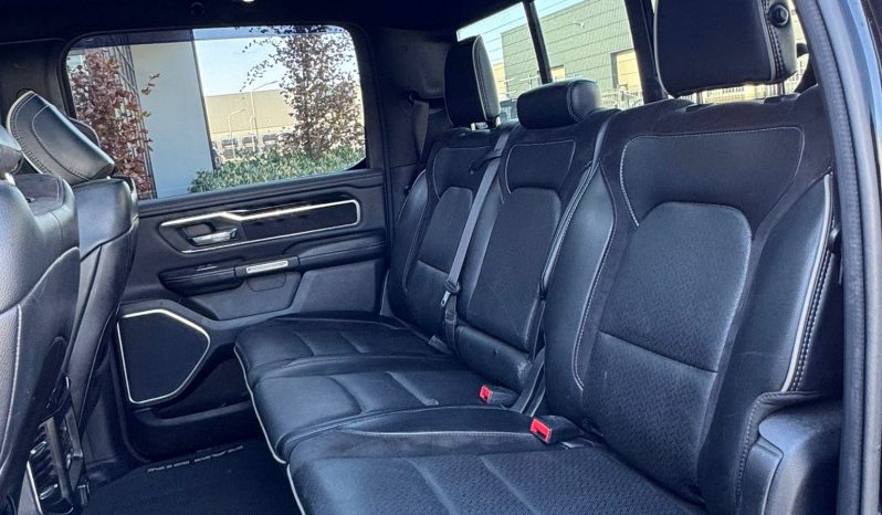 DODGE RAM 1500 5.7L HEMI V8 4X4 401PK * LARAMIE * SPORT * BLACK-OPPS * WIDE BODY * BOM VOL * PERFORMANCE UITLAAT SYSTEEM * TRX GRILL * ELEKTRISCHE TREEPLANKEN * AFSTAND START * CUSTOM STRIPING * GROOT SCHERM * PANORAMADAK * LPG 122 LITER PRINS * vol