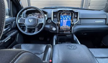 DODGE RAM 1500 5.7L HEMI V8 4X4 401PK * LARAMIE * SPORT * BLACK-OPPS * WIDE BODY * BOM VOL * PERFORMANCE UITLAAT SYSTEEM * TRX GRILL * ELEKTRISCHE TREEPLANKEN * AFSTAND START * CUSTOM STRIPING * GROOT SCHERM * PANORAMADAK * LPG 122 LITER PRINS * vol
