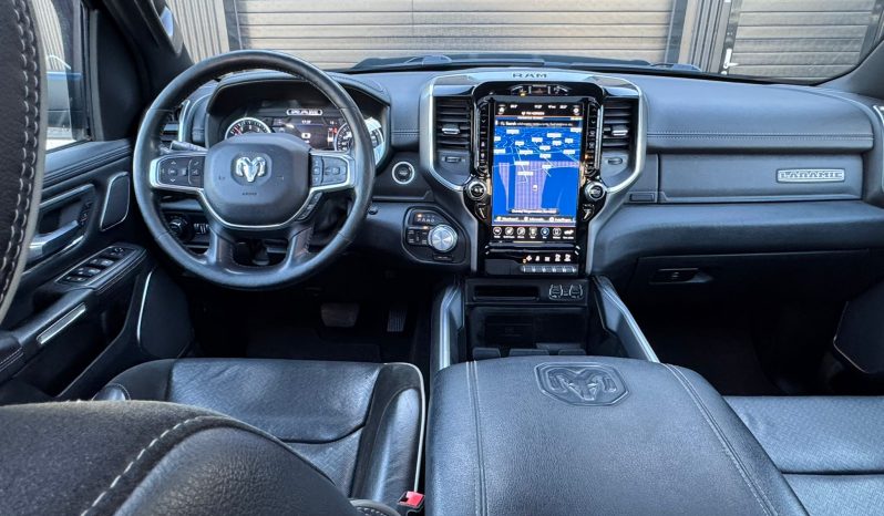 DODGE RAM 1500 5.7L HEMI V8 4X4 401PK * LARAMIE * SPORT * BLACK-OPPS * WIDE BODY * BOM VOL * PERFORMANCE UITLAAT SYSTEEM * TRX GRILL * ELEKTRISCHE TREEPLANKEN * AFSTAND START * CUSTOM STRIPING * GROOT SCHERM * PANORAMADAK * LPG 122 LITER PRINS * vol