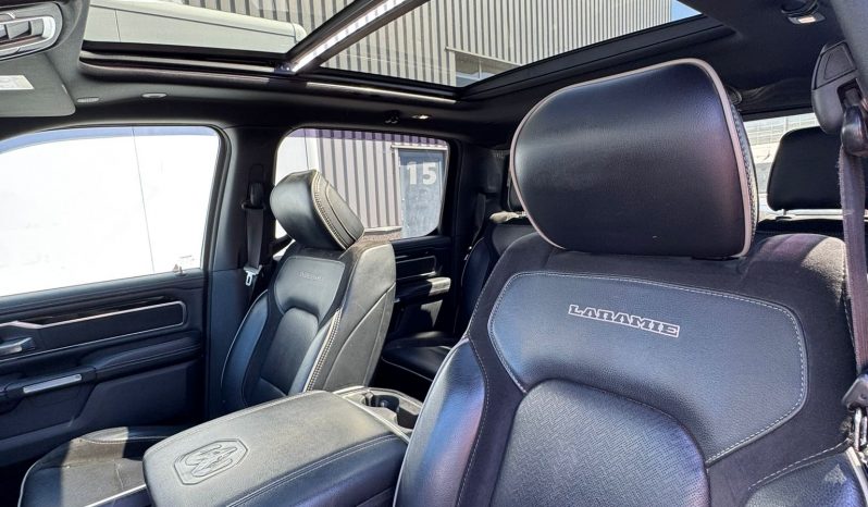 DODGE RAM 1500 5.7L HEMI V8 4X4 401PK * LARAMIE * SPORT * BLACK-OPPS * WIDE BODY * BOM VOL * PERFORMANCE UITLAAT SYSTEEM * TRX GRILL * ELEKTRISCHE TREEPLANKEN * AFSTAND START * CUSTOM STRIPING * GROOT SCHERM * PANORAMADAK * LPG 122 LITER PRINS * vol