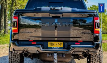 DODGE RAM 1500 5.7L HEMI V8 4X4 401PK * LARAMIE * SPORT * BLACK-OPPS * WIDE BODY * BOM VOL * PERFORMANCE UITLAAT SYSTEEM * TRX GRILL * ELEKTRISCHE TREEPLANKEN * AFSTAND START * CUSTOM STRIPING * GROOT SCHERM * PANORAMADAK * LPG 122 LITER PRINS * vol