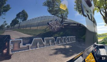 DODGE RAM 1500 5.7L HEMI V8 4X4 401PK * LARAMIE * SPORT * BLACK-OPPS * WIDE BODY * BOM VOL * PERFORMANCE UITLAAT SYSTEEM * TRX GRILL * ELEKTRISCHE TREEPLANKEN * AFSTAND START * CUSTOM STRIPING * GROOT SCHERM * PANORAMADAK * LPG 122 LITER PRINS * vol