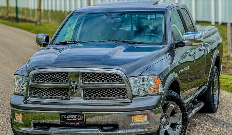DODGE RAM 1500 5.7L HEMI 4X4 400PK LARAMIE * FULL OPTION * 20 INCH LICHTMETALEN SPORTVELGEN * 2013 * INRUIL AANBIEDING * LPG PRINS * SCHUIFKANTELDAK * vol