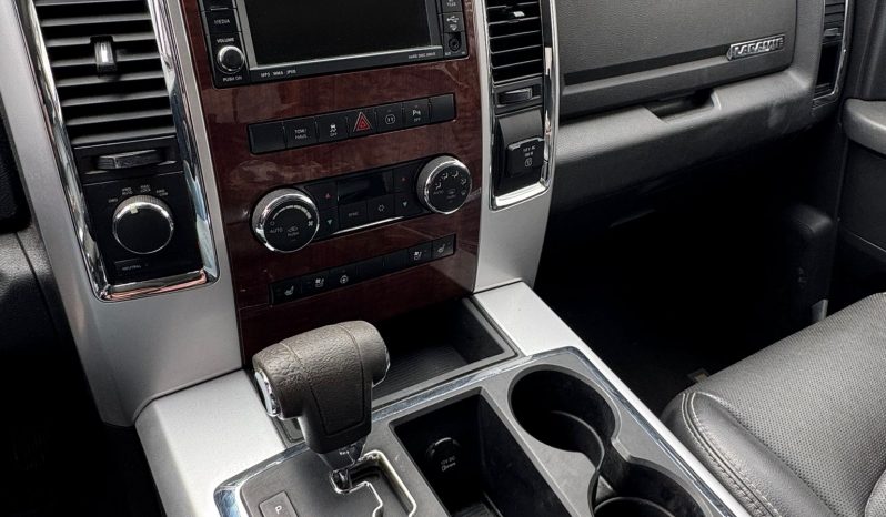 DODGE RAM 1500 5.7L HEMI 4X4 400PK LARAMIE * FULL OPTION * 20 INCH LICHTMETALEN SPORTVELGEN * 2013 * INRUIL AANBIEDING * LPG PRINS * SCHUIFKANTELDAK * vol