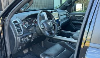 DODGE RAM 1500 5.7L HEMI V8 4X4 401PK * LARAMIE * SPORT * BLACK-OPPS * WIDE BODY * BOM VOL * PERFORMANCE UITLAAT SYSTEEM * TRX GRILL * ELEKTRISCHE TREEPLANKEN * AFSTAND START * CUSTOM STRIPING * GROOT SCHERM * PANORAMADAK * LPG 122 LITER PRINS * vol