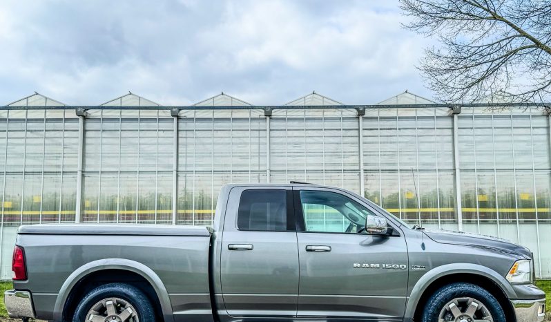 DODGE RAM 1500 5.7L HEMI 4X4 400PK LARAMIE * FULL OPTION * 20 INCH LICHTMETALEN SPORTVELGEN * 2013 * INRUIL AANBIEDING * LPG PRINS * SCHUIFKANTELDAK * vol