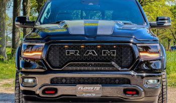 DODGE RAM 1500 5.7L HEMI V8 4X4 401PK * LARAMIE * SPORT * BLACK-OPPS * WIDE BODY * BOM VOL * PERFORMANCE UITLAAT SYSTEEM * TRX GRILL * ELEKTRISCHE TREEPLANKEN * AFSTAND START * CUSTOM STRIPING * GROOT SCHERM * PANORAMADAK * LPG 122 LITER PRINS * vol