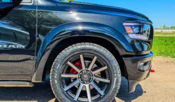 DODGE RAM 1500 5.7L HEMI V8 4X4 401PK * LARAMIE * SPORT * BLACK-OPPS * WIDE BODY * BOM VOL * PERFORMANCE UITLAAT SYSTEEM * TRX GRILL * ELEKTRISCHE TREEPLANKEN * AFSTAND START * CUSTOM STRIPING * GROOT SCHERM * PANORAMADAK * LPG 122 LITER PRINS * vol