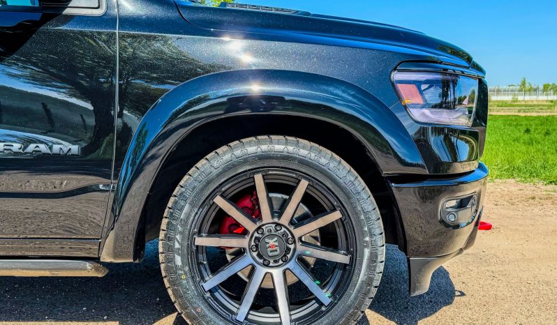 DODGE RAM 1500 5.7L HEMI V8 4X4 401PK * LARAMIE * SPORT * BLACK-OPPS * WIDE BODY * BOM VOL * PERFORMANCE UITLAAT SYSTEEM * TRX GRILL * ELEKTRISCHE TREEPLANKEN * AFSTAND START * CUSTOM STRIPING * GROOT SCHERM * PANORAMADAK * LPG 122 LITER PRINS * vol