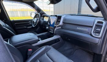 DODGE RAM 1500 5.7L HEMI V8 4X4 401PK * LARAMIE * SPORT * BLACK-OPPS * WIDE BODY * BOM VOL * PERFORMANCE UITLAAT SYSTEEM * TRX GRILL * ELEKTRISCHE TREEPLANKEN * AFSTAND START * CUSTOM STRIPING * GROOT SCHERM * PANORAMADAK * LPG 122 LITER PRINS * vol