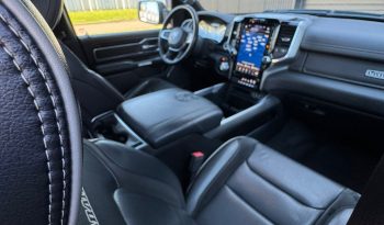 DODGE RAM 1500 5.7L HEMI V8 4X4 401PK * LARAMIE * SPORT * BLACK-OPPS * WIDE BODY * BOM VOL * PERFORMANCE UITLAAT SYSTEEM * TRX GRILL * ELEKTRISCHE TREEPLANKEN * AFSTAND START * CUSTOM STRIPING * GROOT SCHERM * PANORAMADAK * LPG 122 LITER PRINS * vol