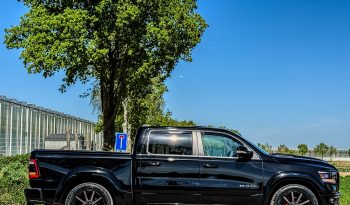 DODGE RAM 1500 5.7L HEMI V8 4X4 401PK * LARAMIE * SPORT * BLACK-OPPS * WIDE BODY * BOM VOL * PERFORMANCE UITLAAT SYSTEEM * TRX GRILL * ELEKTRISCHE TREEPLANKEN * AFSTAND START * CUSTOM STRIPING * GROOT SCHERM * PANORAMADAK * LPG 122 LITER PRINS * vol