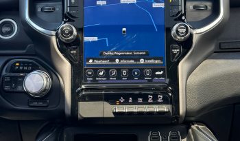DODGE RAM 1500 5.7L HEMI V8 4X4 401PK * LARAMIE * SPORT * BLACK-OPPS * WIDE BODY * BOM VOL * PERFORMANCE UITLAAT SYSTEEM * TRX GRILL * ELEKTRISCHE TREEPLANKEN * AFSTAND START * CUSTOM STRIPING * GROOT SCHERM * PANORAMADAK * LPG 122 LITER PRINS * vol