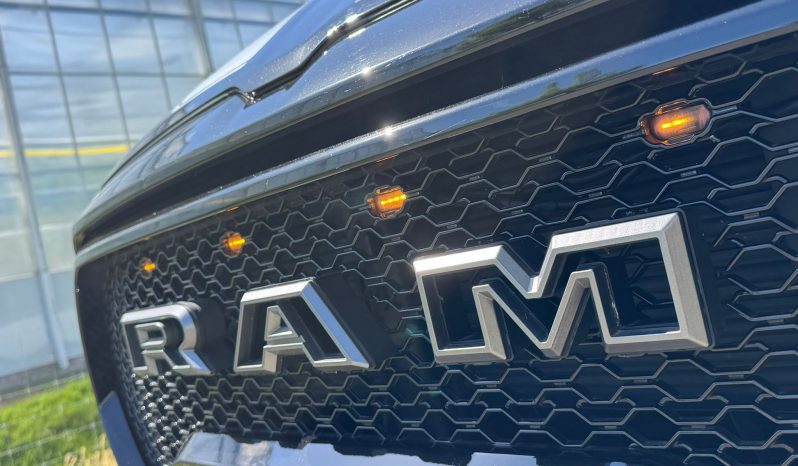 DODGE RAM 1500 5.7L HEMI V8 4X4 401PK * LARAMIE * SPORT * BLACK-OPPS * WIDE BODY * BOM VOL * PERFORMANCE UITLAAT SYSTEEM * TRX GRILL * ELEKTRISCHE TREEPLANKEN * AFSTAND START * CUSTOM STRIPING * GROOT SCHERM * PANORAMADAK * LPG 122 LITER PRINS * vol