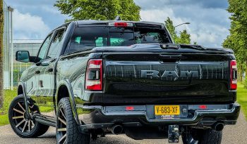 DODGE RAM 1500 5.7L HEMI 4X4 401PK * LARAMIE * SPORT * FULL OPTION * 22 INCH XD LICHTMETALEN SPORTVELGEN * AFSTAND START * 360 CAMERA * ADAPTIEVE CRUISE CONTROLE * LANE ASSIST * LUCHTVERING * AUTOMATISCH IN PARKEREN * CAMELEON VOORRAAM * PERFORMANCE OPEN UITLAATSYSTEEM MET AFSTANDSBEDIENING * vol