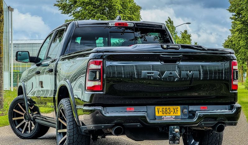 DODGE RAM 1500 5.7L HEMI 4X4 401PK * LARAMIE * SPORT * FULL OPTION * 22 INCH XD LICHTMETALEN SPORTVELGEN * AFSTAND START * 360 CAMERA * ADAPTIEVE CRUISE CONTROLE * LANE ASSIST * LUCHTVERING * AUTOMATISCH IN PARKEREN * CAMELEON VOORRAAM * PERFORMANCE OPEN UITLAATSYSTEEM MET AFSTANDSBEDIENING * vol