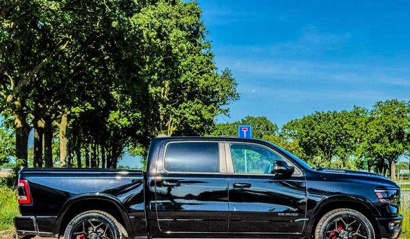 DODGE RAM 1500 5.7L V8 HEMI 4X4 401PK * LARAMIE * SPORT * BLACK-OPPS * FULL OPTION * 22 INCH 4 – PLAY SPORTVELGEN * AFSTAND START * ZWARTE HEMEL * GROOT SCHERM * 200 LITER LPG PRINS * LUCHTVERING * VOL LEDER – ALCANTARA * ADAPTIEVE CRUISE CONTROLE * 360 CAMERA * LANE ASSIST * vol