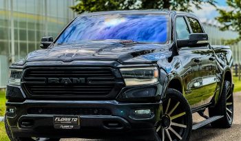 DODGE RAM 1500 5.7L HEMI 4X4 401PK * LARAMIE * SPORT * FULL OPTION * 22 INCH XD LICHTMETALEN SPORTVELGEN * AFSTAND START * 360 CAMERA * ADAPTIEVE CRUISE CONTROLE * LANE ASSIST * LUCHTVERING * AUTOMATISCH IN PARKEREN * CAMELEON VOORRAAM * PERFORMANCE OPEN UITLAATSYSTEEM MET AFSTANDSBEDIENING * vol