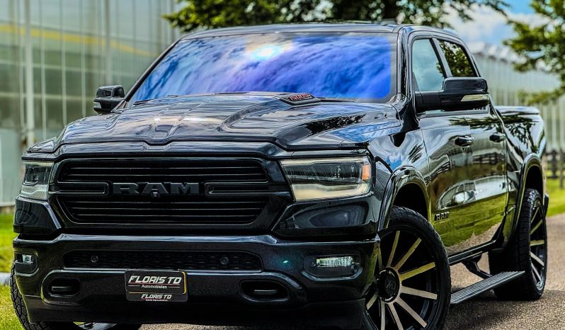 DODGE RAM 1500 5.7L HEMI 4X4 401PK * LARAMIE * SPORT * FULL OPTION * 22 INCH XD LICHTMETALEN SPORTVELGEN * AFSTAND START * 360 CAMERA * ADAPTIEVE CRUISE CONTROLE * LANE ASSIST * LUCHTVERING * AUTOMATISCH IN PARKEREN * CAMELEON VOORRAAM * PERFORMANCE OPEN UITLAATSYSTEEM MET AFSTANDSBEDIENING * vol