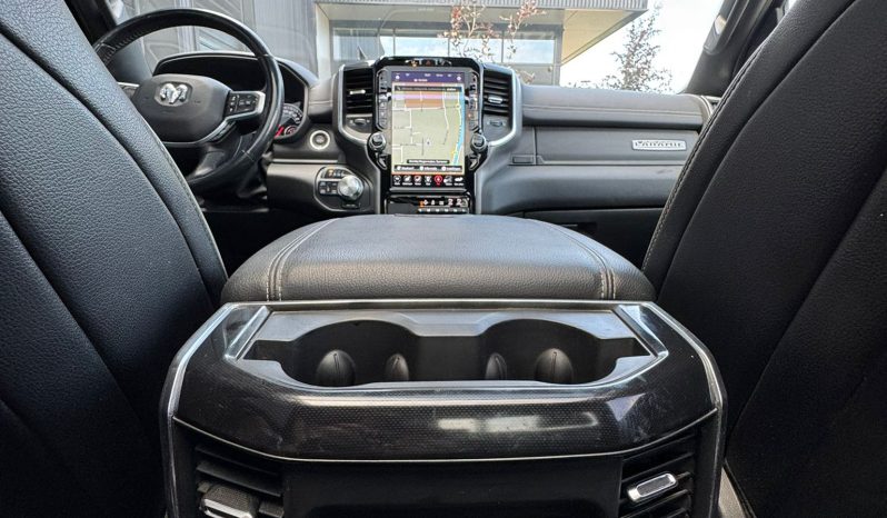 DODGE RAM 1500 5.7L V8 HEMI 4X4 401PK * LARAMIE * SPORT * BLACK-OPPS * FULL OPTION * 22 INCH 4 – PLAY SPORTVELGEN * AFSTAND START * ZWARTE HEMEL * GROOT SCHERM * 200 LITER LPG PRINS * LUCHTVERING * VOL LEDER – ALCANTARA * ADAPTIEVE CRUISE CONTROLE * 360 CAMERA * LANE ASSIST * vol
