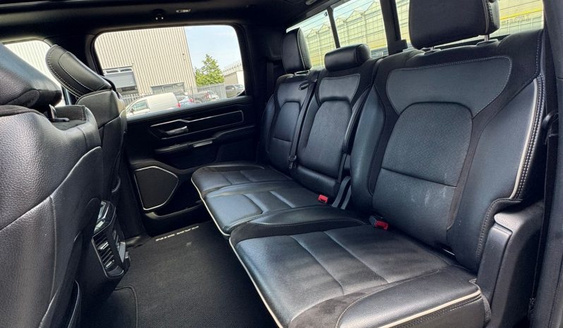 DODGE RAM 1500 5.7L V8 HEMI 4X4 401PK * LARAMIE * SPORT * BLACK-OPPS * FULL OPTION * 22 INCH 4 – PLAY SPORTVELGEN * AFSTAND START * ZWARTE HEMEL * GROOT SCHERM * 200 LITER LPG PRINS * LUCHTVERING * VOL LEDER – ALCANTARA * ADAPTIEVE CRUISE CONTROLE * 360 CAMERA * LANE ASSIST * vol