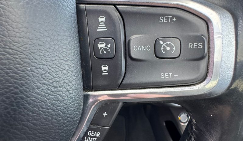 DODGE RAM 1500 5.7L V8 HEMI 4X4 401PK * LARAMIE * SPORT * BLACK-OPPS * FULL OPTION * 22 INCH 4 – PLAY SPORTVELGEN * AFSTAND START * ZWARTE HEMEL * GROOT SCHERM * 200 LITER LPG PRINS * LUCHTVERING * VOL LEDER – ALCANTARA * ADAPTIEVE CRUISE CONTROLE * 360 CAMERA * LANE ASSIST * vol