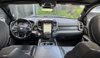 DODGE RAM 1500 5.7L V8 HEMI 4X4 401PK * LARAMIE * SPORT * BLACK-OPPS * FULL OPTION * 22 INCH 4 – PLAY SPORTVELGEN * AFSTAND START * ZWARTE HEMEL * GROOT SCHERM * 200 LITER LPG PRINS * LUCHTVERING * VOL LEDER – ALCANTARA * ADAPTIEVE CRUISE CONTROLE * 360 CAMERA * LANE ASSIST * vol