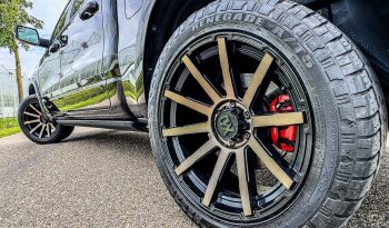 DODGE RAM 1500 5.7L HEMI 4X4 401PK * LARAMIE * SPORT * FULL OPTION * 22 INCH XD LICHTMETALEN SPORTVELGEN * AFSTAND START * 360 CAMERA * ADAPTIEVE CRUISE CONTROLE * LANE ASSIST * LUCHTVERING * AUTOMATISCH IN PARKEREN * CAMELEON VOORRAAM * PERFORMANCE OPEN UITLAATSYSTEEM MET AFSTANDSBEDIENING * vol