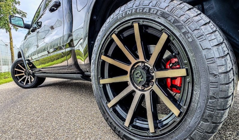 DODGE RAM 1500 5.7L HEMI 4X4 401PK * LARAMIE * SPORT * FULL OPTION * 22 INCH XD LICHTMETALEN SPORTVELGEN * AFSTAND START * 360 CAMERA * ADAPTIEVE CRUISE CONTROLE * LANE ASSIST * LUCHTVERING * AUTOMATISCH IN PARKEREN * CAMELEON VOORRAAM * PERFORMANCE OPEN UITLAATSYSTEEM MET AFSTANDSBEDIENING * vol