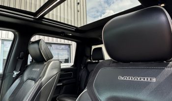 DODGE RAM 1500 5.7L HEMI 4X4 401PK * LARAMIE * SPORT * FULL OPTION * 22 INCH XD LICHTMETALEN SPORTVELGEN * AFSTAND START * 360 CAMERA * ADAPTIEVE CRUISE CONTROLE * LANE ASSIST * LUCHTVERING * AUTOMATISCH IN PARKEREN * CAMELEON VOORRAAM * PERFORMANCE OPEN UITLAATSYSTEEM MET AFSTANDSBEDIENING * vol