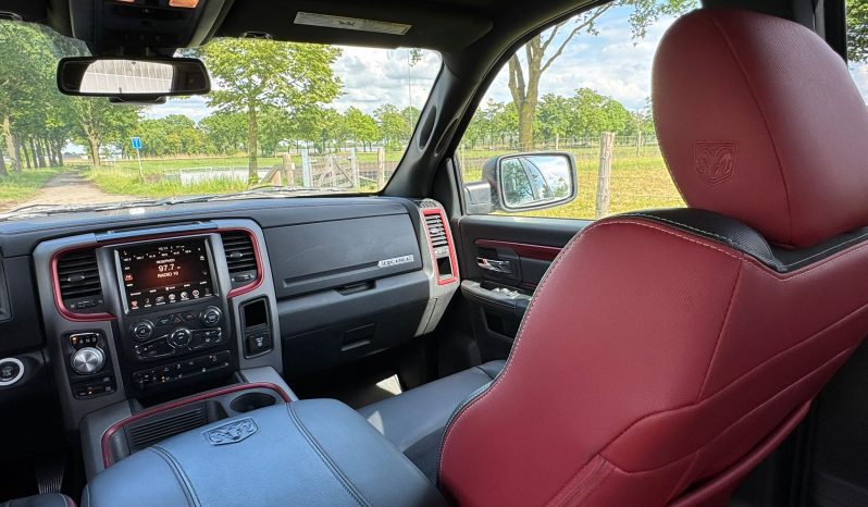 DODGE RAM 1500 5.7L HEMI 4X4 401PK V8 * REBEL * OFF – ROAD * RAMBOX * 2E EIGENAAR * NETTE CONDITIE * ZWARTE HEMEL * SCHUIFKANTELDAK * AFSTAND START * STOELVERWARMING * STUURVERWARMING * SIDE BARS * TOW HOOKS ROOD * 18 INCH OFF ROAD LICHTMETALEN SPORTVELGEN * vol