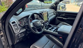 DODGE RAM 1500 5.7L V8 HEMI 4X4 401PK * LARAMIE * SPORT * BLACK-OPPS * FULL OPTION * 22 INCH 4 – PLAY SPORTVELGEN * AFSTAND START * ZWARTE HEMEL * GROOT SCHERM * 200 LITER LPG PRINS * LUCHTVERING * VOL LEDER – ALCANTARA * ADAPTIEVE CRUISE CONTROLE * 360 CAMERA * LANE ASSIST * vol
