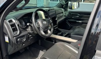 DODGE RAM 1500 5.7L HEMI 4X4 401PK * LARAMIE * SPORT * FULL OPTION * 22 INCH XD LICHTMETALEN SPORTVELGEN * AFSTAND START * 360 CAMERA * ADAPTIEVE CRUISE CONTROLE * LANE ASSIST * LUCHTVERING * AUTOMATISCH IN PARKEREN * CAMELEON VOORRAAM * PERFORMANCE OPEN UITLAATSYSTEEM MET AFSTANDSBEDIENING * vol