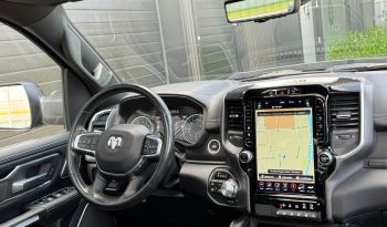 DODGE RAM 1500 5.7L V8 HEMI 4X4 401PK * LARAMIE * SPORT * BLACK-OPPS * FULL OPTION * 22 INCH 4 – PLAY SPORTVELGEN * AFSTAND START * ZWARTE HEMEL * GROOT SCHERM * 200 LITER LPG PRINS * LUCHTVERING * VOL LEDER – ALCANTARA * ADAPTIEVE CRUISE CONTROLE * 360 CAMERA * LANE ASSIST * vol