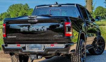 DODGE RAM 1500 5.7L V8 HEMI 4X4 401PK * LARAMIE * SPORT * BLACK-OPPS * FULL OPTION * 22 INCH 4 – PLAY SPORTVELGEN * AFSTAND START * ZWARTE HEMEL * GROOT SCHERM * 200 LITER LPG PRINS * LUCHTVERING * VOL LEDER – ALCANTARA * ADAPTIEVE CRUISE CONTROLE * 360 CAMERA * LANE ASSIST * vol