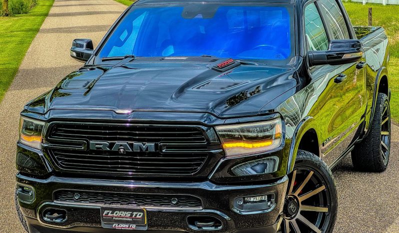 DODGE RAM 1500 5.7L HEMI 4X4 401PK * LARAMIE * SPORT * FULL OPTION * 22 INCH XD LICHTMETALEN SPORTVELGEN * AFSTAND START * 360 CAMERA * ADAPTIEVE CRUISE CONTROLE * LANE ASSIST * LUCHTVERING * AUTOMATISCH IN PARKEREN * CAMELEON VOORRAAM * PERFORMANCE OPEN UITLAATSYSTEEM MET AFSTANDSBEDIENING * vol