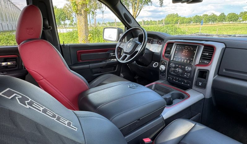 DODGE RAM 1500 5.7L HEMI 4X4 401PK V8 * REBEL * OFF – ROAD * RAMBOX * 2E EIGENAAR * NETTE CONDITIE * ZWARTE HEMEL * SCHUIFKANTELDAK * AFSTAND START * STOELVERWARMING * STUURVERWARMING * SIDE BARS * TOW HOOKS ROOD * 18 INCH OFF ROAD LICHTMETALEN SPORTVELGEN * vol