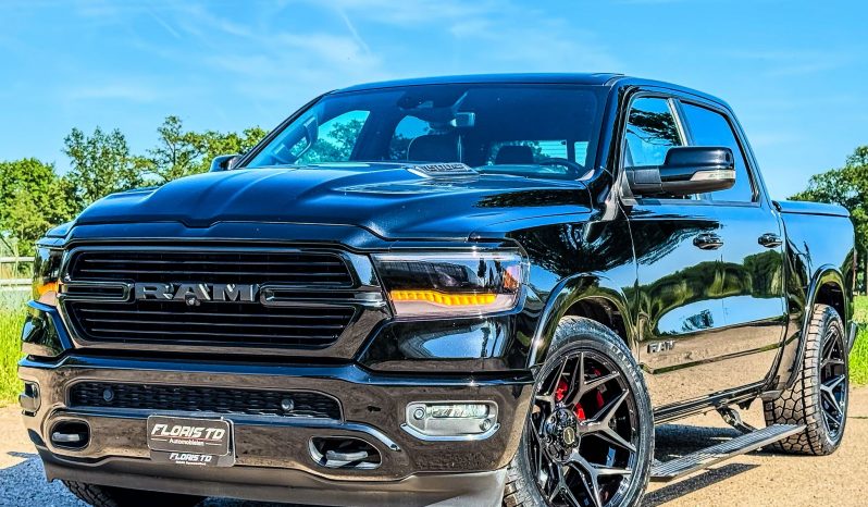 DODGE RAM 1500 5.7L V8 HEMI 4X4 401PK * LARAMIE * SPORT * BLACK-OPPS * FULL OPTION * 22 INCH 4 – PLAY SPORTVELGEN * AFSTAND START * ZWARTE HEMEL * GROOT SCHERM * 200 LITER LPG PRINS * LUCHTVERING * VOL LEDER – ALCANTARA * ADAPTIEVE CRUISE CONTROLE * 360 CAMERA * LANE ASSIST * vol