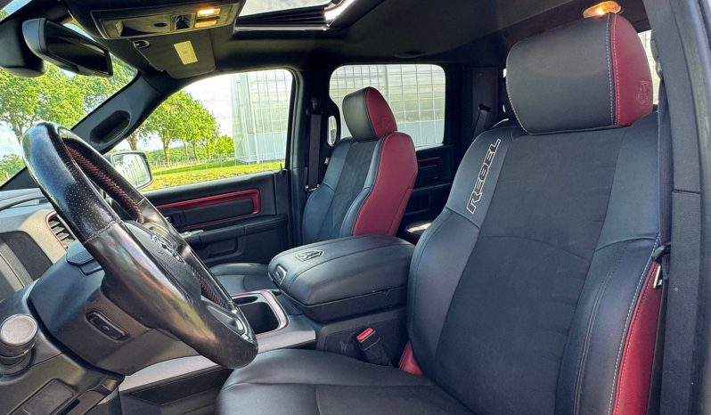 DODGE RAM 1500 5.7L HEMI 4X4 401PK V8 * REBEL * OFF – ROAD * RAMBOX * 2E EIGENAAR * NETTE CONDITIE * ZWARTE HEMEL * SCHUIFKANTELDAK * AFSTAND START * STOELVERWARMING * STUURVERWARMING * SIDE BARS * TOW HOOKS ROOD * 18 INCH OFF ROAD LICHTMETALEN SPORTVELGEN * vol