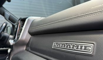 DODGE RAM 1500 5.7L V8 HEMI 4X4 401PK * LARAMIE * SPORT * BLACK-OPPS * FULL OPTION * 22 INCH 4 – PLAY SPORTVELGEN * AFSTAND START * ZWARTE HEMEL * GROOT SCHERM * 200 LITER LPG PRINS * LUCHTVERING * VOL LEDER – ALCANTARA * ADAPTIEVE CRUISE CONTROLE * 360 CAMERA * LANE ASSIST * vol