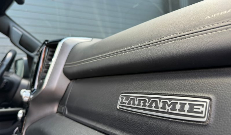 DODGE RAM 1500 5.7L V8 HEMI 4X4 401PK * LARAMIE * SPORT * BLACK-OPPS * FULL OPTION * 22 INCH 4 – PLAY SPORTVELGEN * AFSTAND START * ZWARTE HEMEL * GROOT SCHERM * 200 LITER LPG PRINS * LUCHTVERING * VOL LEDER – ALCANTARA * ADAPTIEVE CRUISE CONTROLE * 360 CAMERA * LANE ASSIST * vol