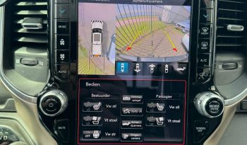 DODGE RAM 1500 5.7L HEMI 4X4 401PK * LARAMIE * SPORT * FULL OPTION * 22 INCH XD LICHTMETALEN SPORTVELGEN * AFSTAND START * 360 CAMERA * ADAPTIEVE CRUISE CONTROLE * LANE ASSIST * LUCHTVERING * AUTOMATISCH IN PARKEREN * CAMELEON VOORRAAM * PERFORMANCE OPEN UITLAATSYSTEEM MET AFSTANDSBEDIENING * vol