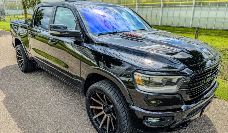 DODGE RAM 1500 5.7L HEMI 4X4 401PK * LARAMIE * SPORT * FULL OPTION * 22 INCH XD LICHTMETALEN SPORTVELGEN * AFSTAND START * 360 CAMERA * ADAPTIEVE CRUISE CONTROLE * LANE ASSIST * LUCHTVERING * AUTOMATISCH IN PARKEREN * CAMELEON VOORRAAM * PERFORMANCE OPEN UITLAATSYSTEEM MET AFSTANDSBEDIENING * vol