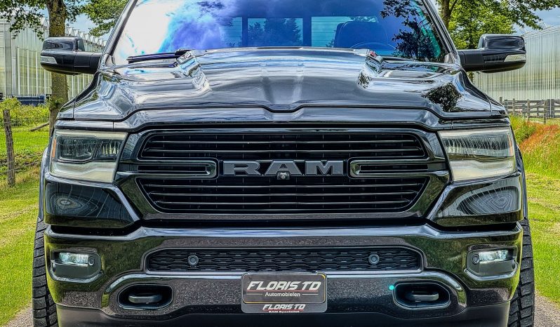 DODGE RAM 1500 5.7L HEMI 4X4 401PK * LARAMIE * SPORT * FULL OPTION * 22 INCH XD LICHTMETALEN SPORTVELGEN * AFSTAND START * 360 CAMERA * ADAPTIEVE CRUISE CONTROLE * LANE ASSIST * LUCHTVERING * AUTOMATISCH IN PARKEREN * CAMELEON VOORRAAM * PERFORMANCE OPEN UITLAATSYSTEEM MET AFSTANDSBEDIENING * vol