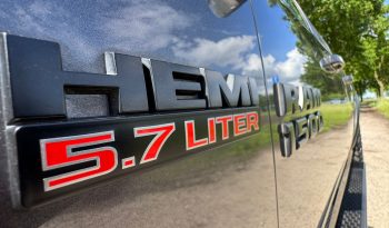 DODGE RAM 1500 5.7L HEMI 4X4 401PK V8 * REBEL * OFF – ROAD * RAMBOX * 2E EIGENAAR * NETTE CONDITIE * ZWARTE HEMEL * SCHUIFKANTELDAK * AFSTAND START * STOELVERWARMING * STUURVERWARMING * SIDE BARS * TOW HOOKS ROOD * 18 INCH OFF ROAD LICHTMETALEN SPORTVELGEN * vol