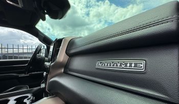 DODGE RAM 1500 5.7L HEMI 4X4 401PK * LARAMIE * SPORT * FULL OPTION * 22 INCH XD LICHTMETALEN SPORTVELGEN * AFSTAND START * 360 CAMERA * ADAPTIEVE CRUISE CONTROLE * LANE ASSIST * LUCHTVERING * AUTOMATISCH IN PARKEREN * CAMELEON VOORRAAM * PERFORMANCE OPEN UITLAATSYSTEEM MET AFSTANDSBEDIENING * vol