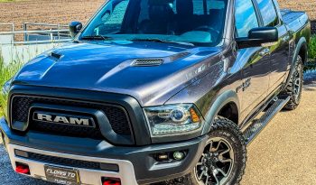 DODGE RAM 1500 5.7L HEMI 4X4 401PK V8 * REBEL * OFF – ROAD * RAMBOX * 2E EIGENAAR * NETTE CONDITIE * ZWARTE HEMEL * SCHUIFKANTELDAK * AFSTAND START * STOELVERWARMING * STUURVERWARMING * SIDE BARS * TOW HOOKS ROOD * 18 INCH OFF ROAD LICHTMETALEN SPORTVELGEN * vol