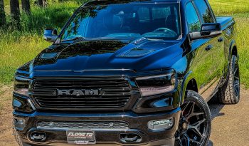 DODGE RAM 1500 5.7L V8 HEMI 4X4 401PK * LARAMIE * SPORT * BLACK-OPPS * FULL OPTION * 22 INCH 4 – PLAY SPORTVELGEN * AFSTAND START * ZWARTE HEMEL * GROOT SCHERM * 200 LITER LPG PRINS * LUCHTVERING * VOL LEDER – ALCANTARA * ADAPTIEVE CRUISE CONTROLE * 360 CAMERA * LANE ASSIST * vol