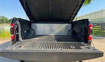 DODGE RAM 1500 5.7L V8 HEMI 4X4 401PK * LARAMIE * SPORT * BLACK-OPPS * FULL OPTION * 22 INCH 4 – PLAY SPORTVELGEN * AFSTAND START * ZWARTE HEMEL * GROOT SCHERM * 200 LITER LPG PRINS * LUCHTVERING * VOL LEDER – ALCANTARA * ADAPTIEVE CRUISE CONTROLE * 360 CAMERA * LANE ASSIST * vol
